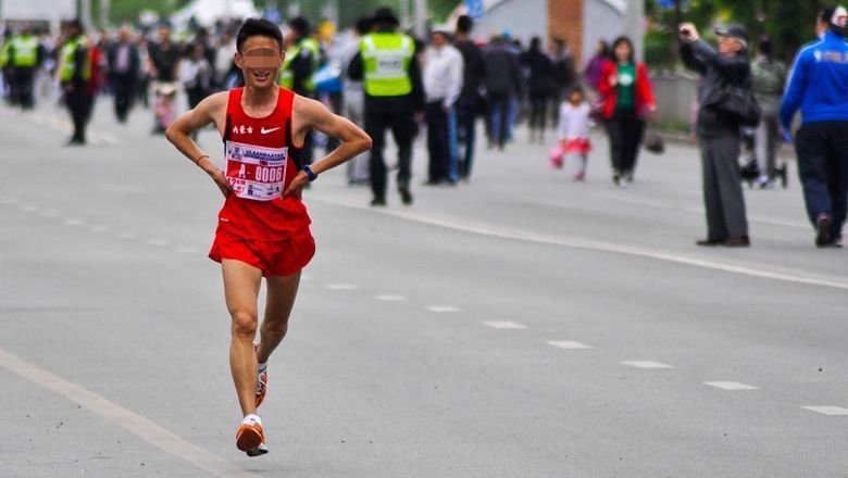 El día de hoy en un hecho sin precedentes y sorprendente sorprendió al mundo entero, un hombre que participó por primera vez en la más reciente edición de la media maratón de Shangai ha dejado con la boca abierta a toda la República Popular China