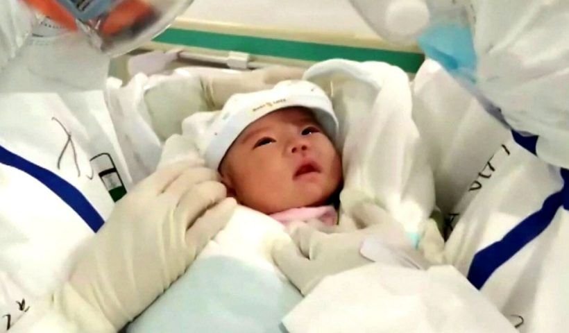 El nacimiento de un bebé es sinónimo de alegría y felicidad, pero lamentablemente se conoció la noticia confirmada de un bebé recién nacido infectado con el virus del coronavirus, a las pocas horas de su nacimiento, los médicos le hicieron unos exámenes los cuales arrojaron positivo para el covid-19