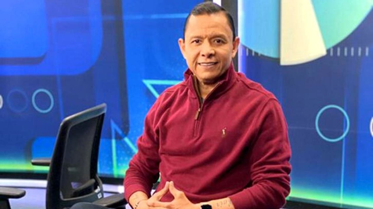 Valenciano es uno de los pocos exjugadores colombianos que en la actualidad se dedica a trabajar como comentarista deportivo en diferentes y reconocidos medios de comunicación, como ESPN y Caracol Radio. El "Bombardero" habla como pocos en su rol de analista y comentarista deportivo