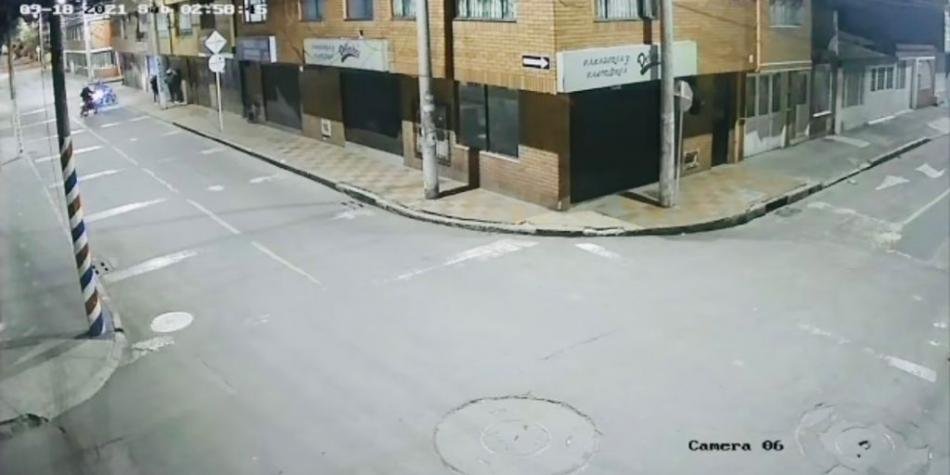 ¡Algo difícil de creer! En un video se observa cómo dos hombres son atacados por otros ladrones en moto después de "rondear" en las casas.