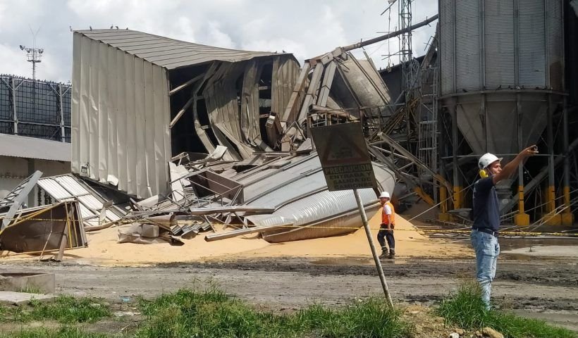 El siniestro deja hasta el momento dos muertos y un herido tras desplomarse una estructura (silo) para almacenar granos en Puerto Riverport.