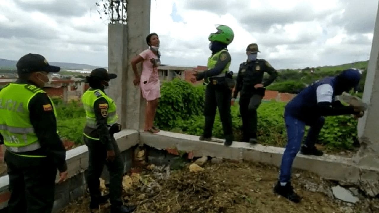 En plataformas sociales circula el video de una mujer que llora desconsoladamente en Barranquilla al ver como el personal encargado de realizar estos trabajos, realiza la demolición de la construcción de una casa que se estaba construyendo en un terreno prohibido ubicado en el barrio El Rubí.