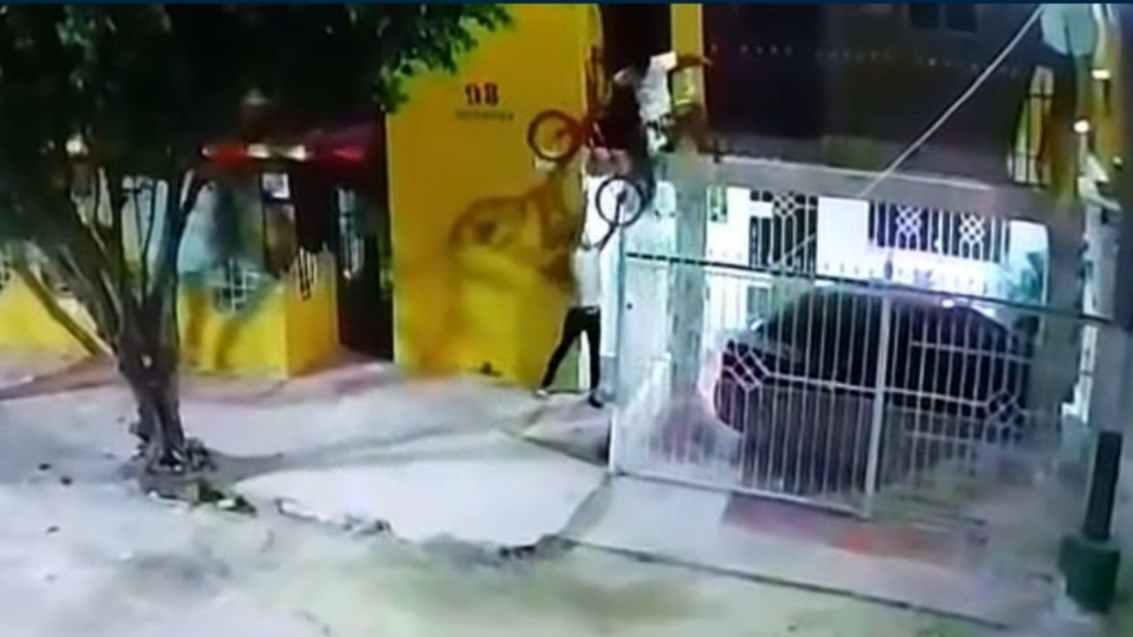 Dos hombres que roban la bicicleta de un niño, el hecho ocurrió en los bloques de la Ciudadela 20 de Julio, al suroccidente de Barranquilla