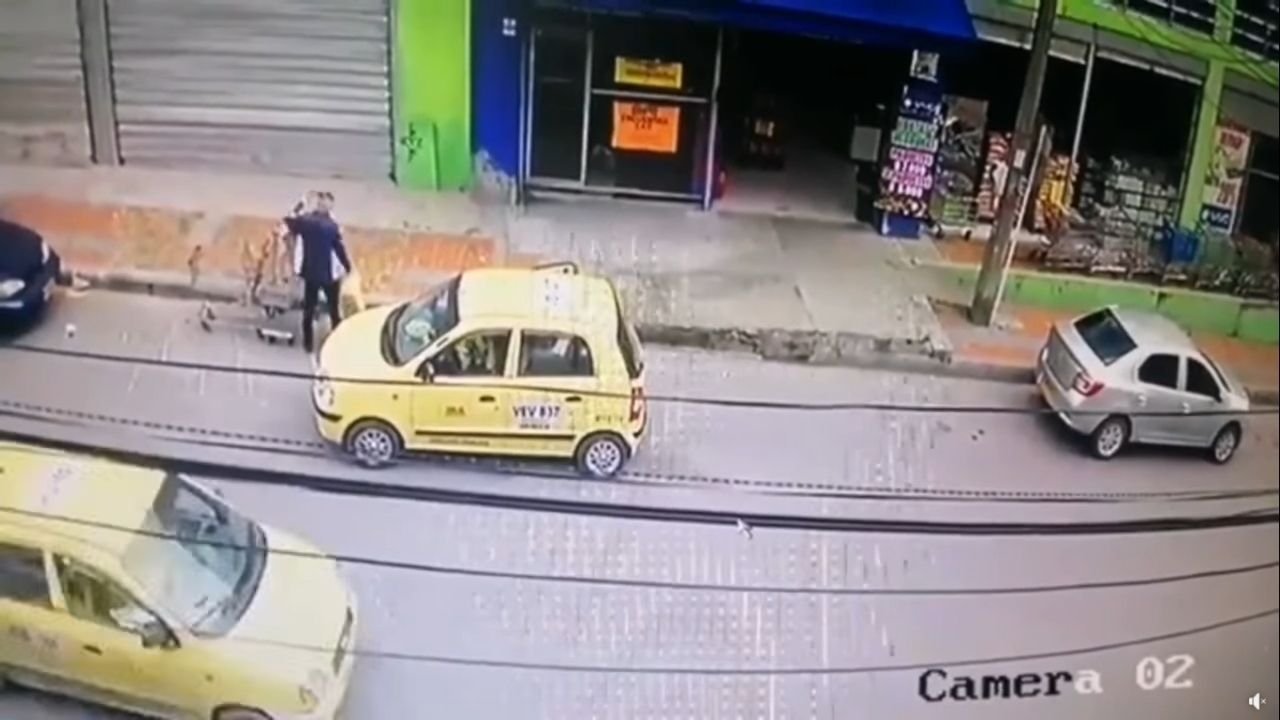 En un video quedó grabado el momento exacto cuando un taxista se aprovecha de un adulto mayor, el chofer esperó el momento para poder robarle el mercado que acababa de hacer el señor en un supermercado