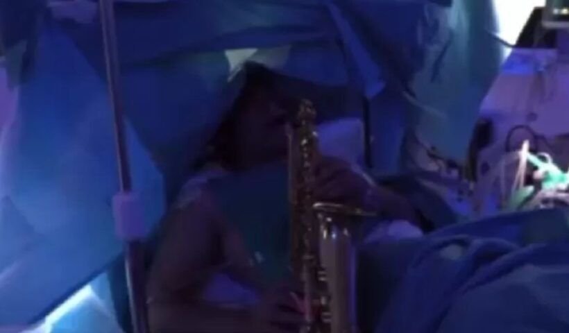 ¡En plena cirugía, hombre tocó el saxofón!