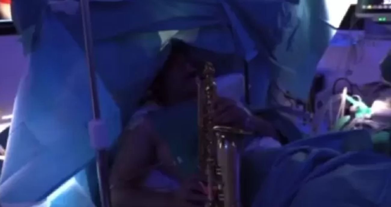 ¡En plena cirugía, hombre tocó el saxofón!